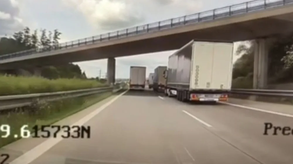 VIDEO: Řidička kamionu předjížděla v zákazu u Bělotína další nákladní auta. Zpomalila provoz na dálnici