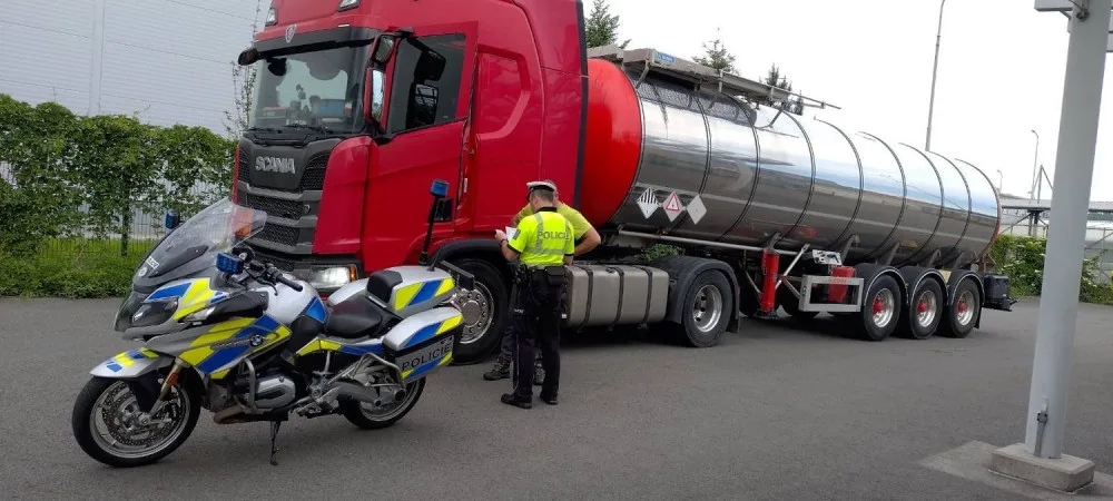 VIDEO: Řidička kamionu předjížděla v zákazu u Bělotína další nákladní auta. Zpomalila provoz na dálnici