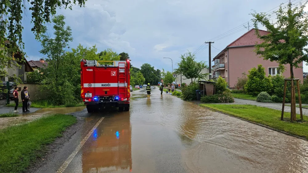 Hasiči zasahují ve Velkém Týnci. Voda tam zaplavila ulice