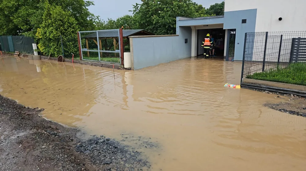 Hasiči zasahují ve Velkém Týnci. Voda tam zaplavila ulice