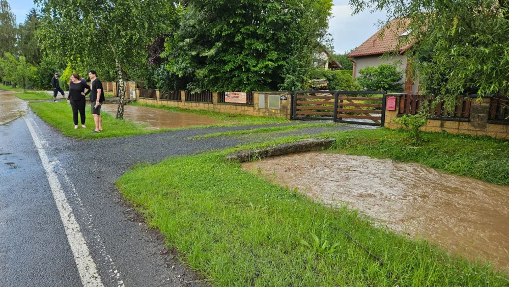 Hasiči zasahují ve Velkém Týnci. Voda tam zaplavila ulice