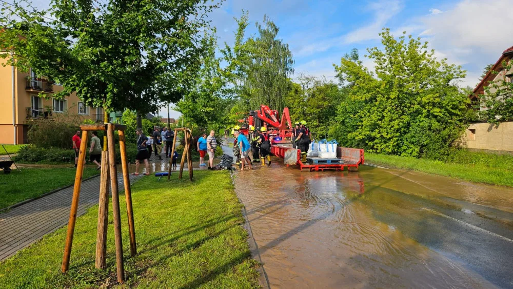 Hasiči zasahují ve Velkém Týnci. Voda tam zaplavila ulice