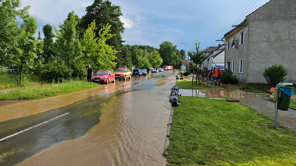 VIDEO: Hasiči zasahují ve Velkém Týnci. Voda z přívalové bouřky tam zaplavila ulice