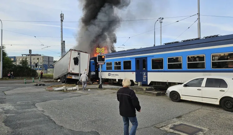 Před soudem je srážka kamionu s vlakem a požár na přejezdu v Olomouci. Polský řidič přiznal vinu