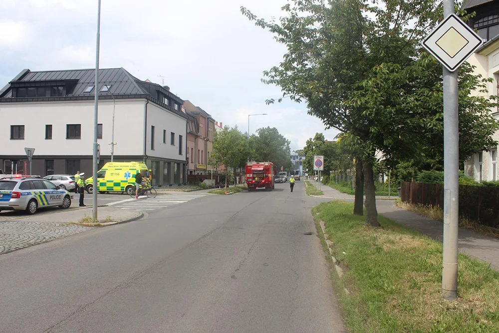 Páteční dopravní nehoda osobního auta a motocyklu