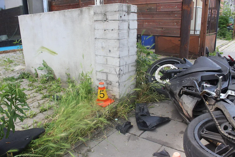 2 - Páteční dopravní nehoda osobního auta a motocyklu
