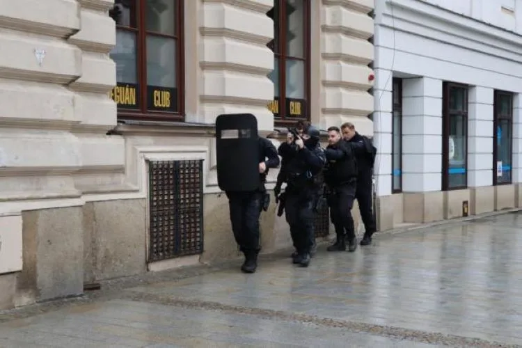 Policisté dnes obsadili Městský dům v Přerově, kde střelec ohrožoval návštěvníky. Šlo o cvičení