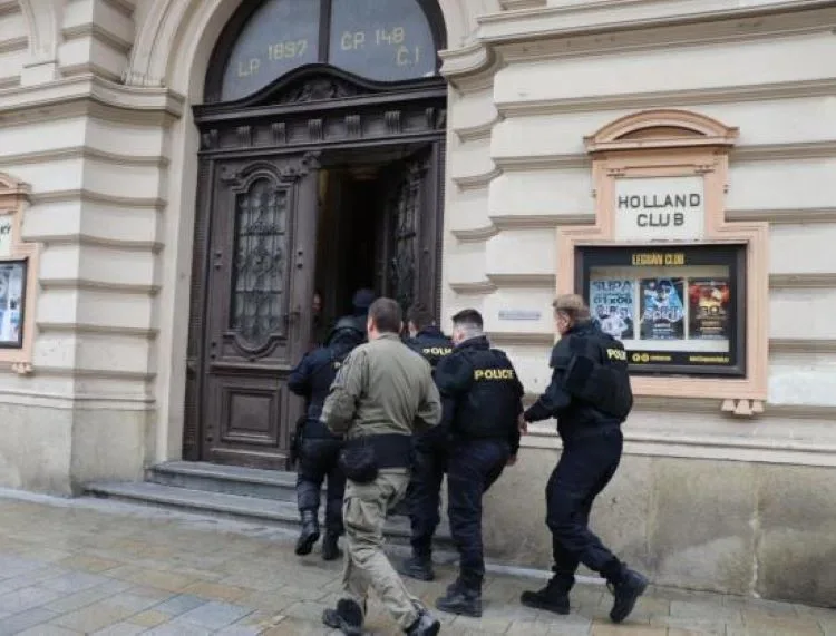 Policisté dnes obsadili Městský dům v Přerově, kde střelec ohrožoval návštěvníky. Šlo o cvičení