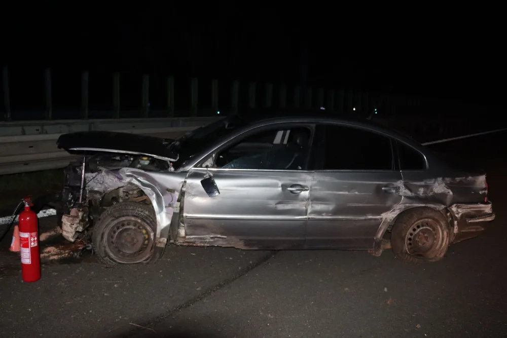 Dálnici u Litovle v noci zablokovala nehoda tří aut. Osmadvacetiletý viník odmítl dechovou zkoušku