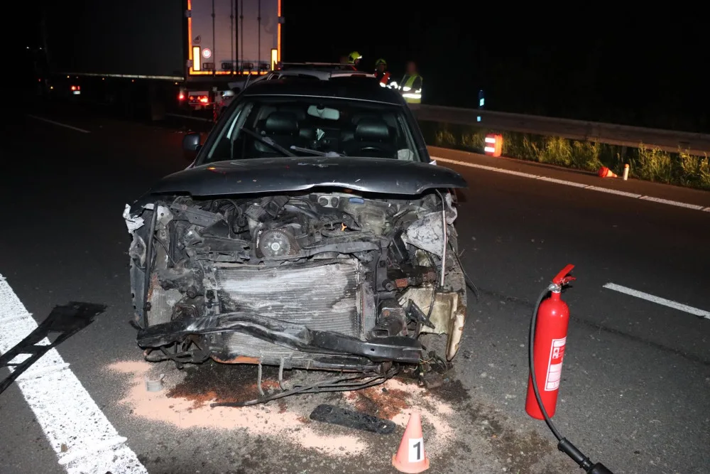 Dálnici u Litovle v noci zablokovala nehoda tří aut. Osmadvacetiletý viník odmítl dechovou zkoušku