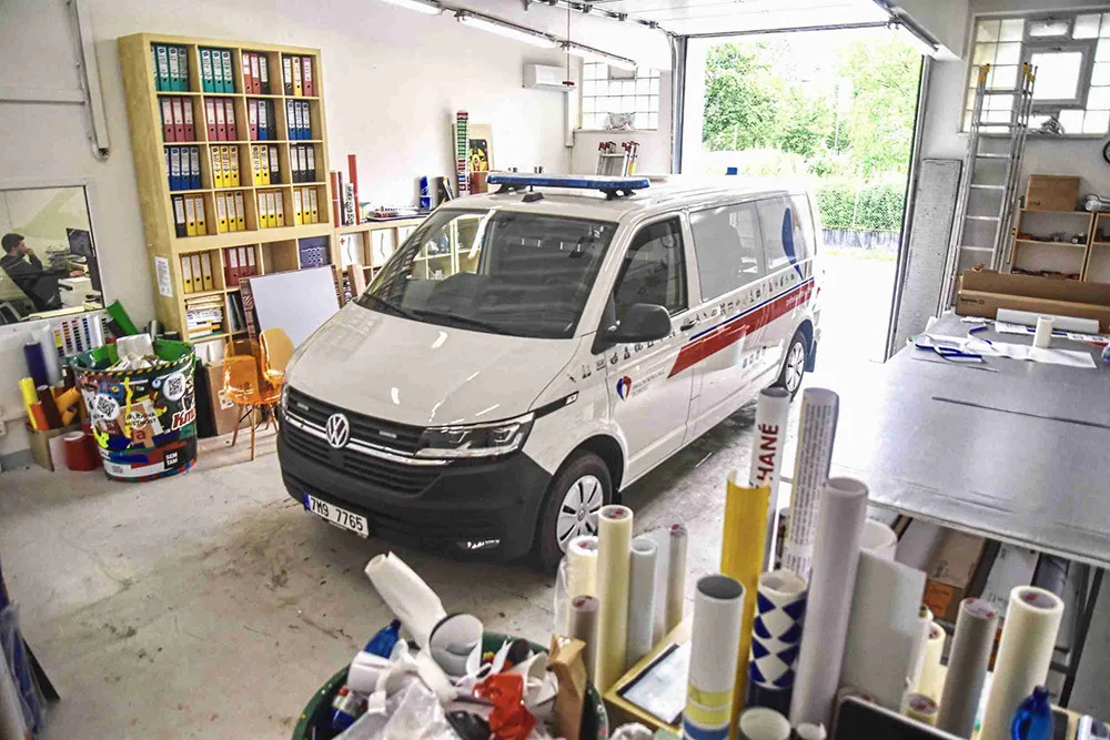 Nové sanitky FN Olomouc dostaly polepy v designu nemocnice v olomoucké agentuře Zafi