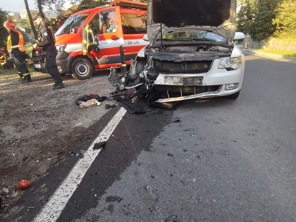 Do auta v Žulové naboural ve čtvrtek ráno motorkář