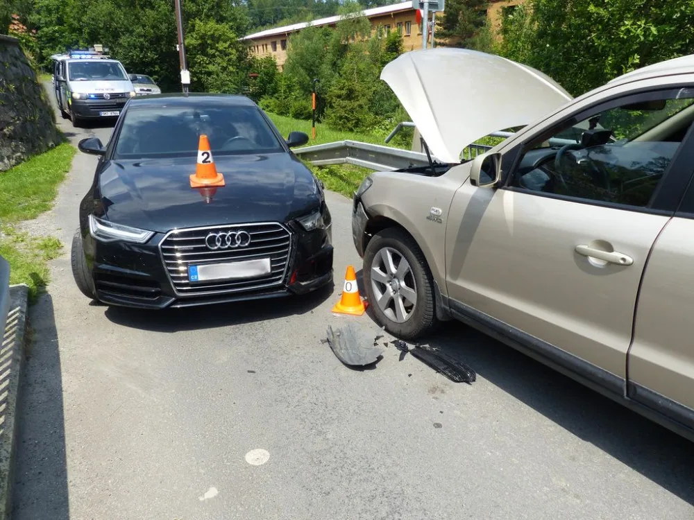 Seniorovi se v Písečné zasekl koberec pod pedály, narazil do protijedoucího vozu. Škoda je přes čtvrt milionu