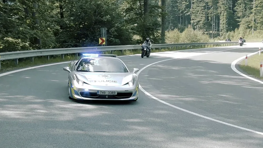 Policejní Ferrari při kontrolní akci na Červenohorském sedle v Olomouckém kraji