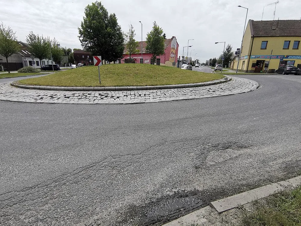 Kruhový objezd na průtahu Litovlí projde měsíční opravou