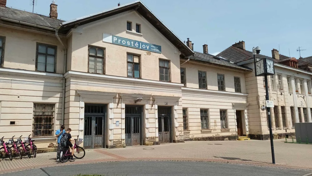 FOTOGALERIE: Zchátralému místnímu nádraží v Prostějově svitla šance na obnovu. Město již plánuje využití