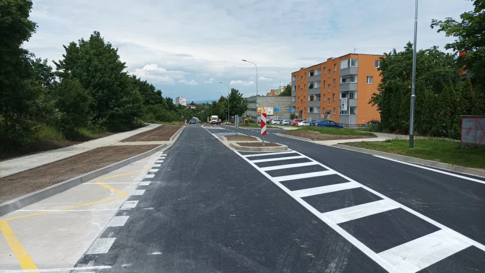 Stavbaři opravili frekventovanou Okružní ulici v Olomouci o dva týdny rychleji. Už tudy jezdí auta