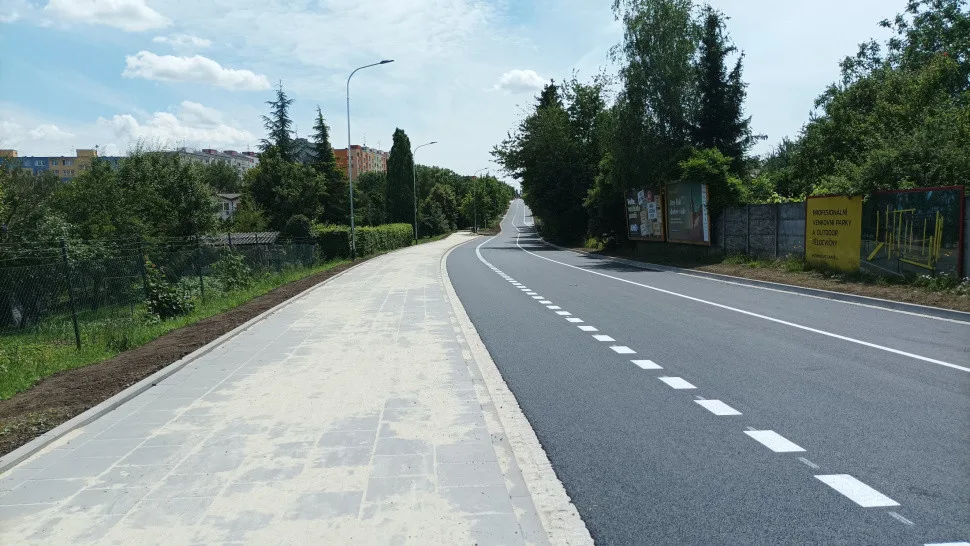 Stavbaři opravili frekventovanou Okružní ulici v Olomouci o dva týdny rychleji. Už tudy jezdí auta