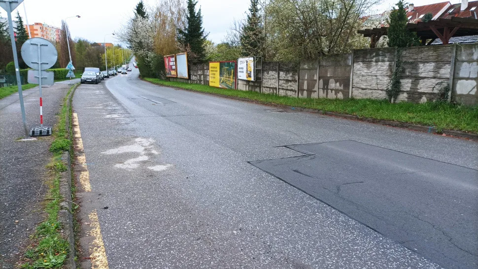 Stavbaři opravili frekventovanou Okružní ulici v Olomouci o dva týdny rychleji. Už tudy jezdí auta