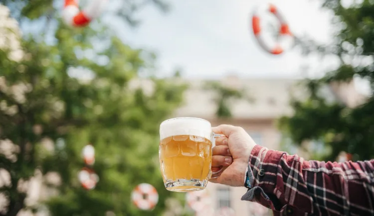 Dva pivovary, jedno pivo. Budějovický Budvar představil letní limitku Na Pool uvařenou s minipivovarem Dva kohouti