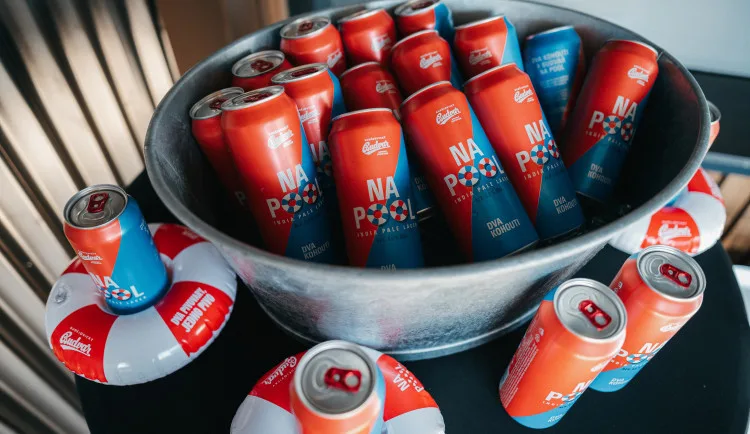 Dva pivovary, jedno pivo. Budějovický Budvar představil letní limitku Na Pool uvařenou s minipivovarem Dva kohouti