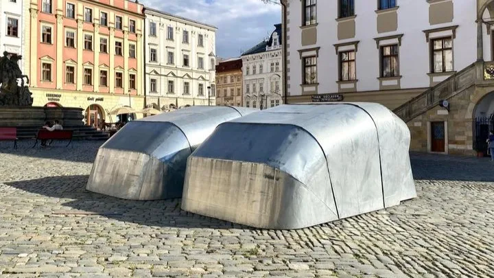 ANKETA: Garáže na Horním náměstí? Nové umělecké instalace v Olomouci budí velkou pozornost