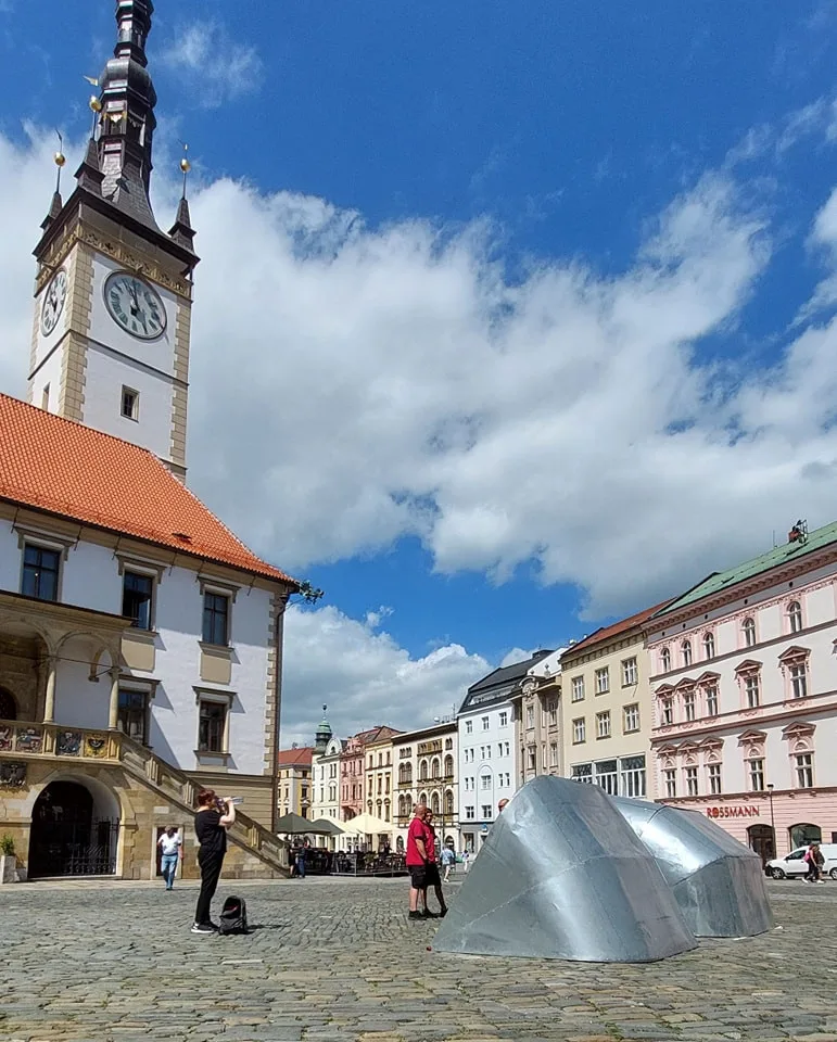 ANKETA: Garáže na Horním náměstí? Nové umělecké instalace v Olomouci budí velkou pozornost