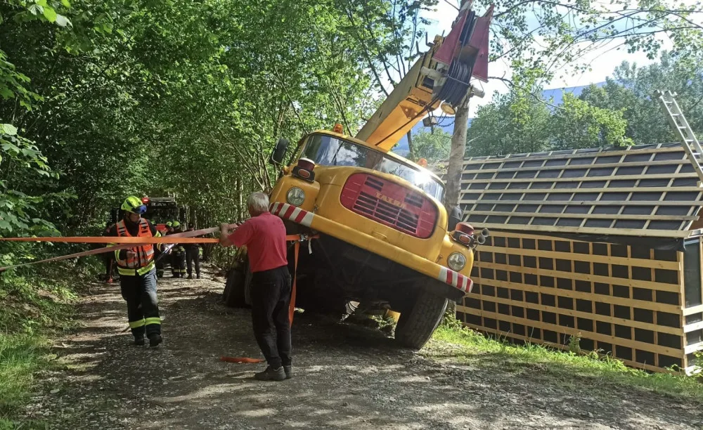 Pod dvacetitunovým jeřábem se na okraji Jeseníku utrhla cesta. Hrozilo, že se převrátí na chatu