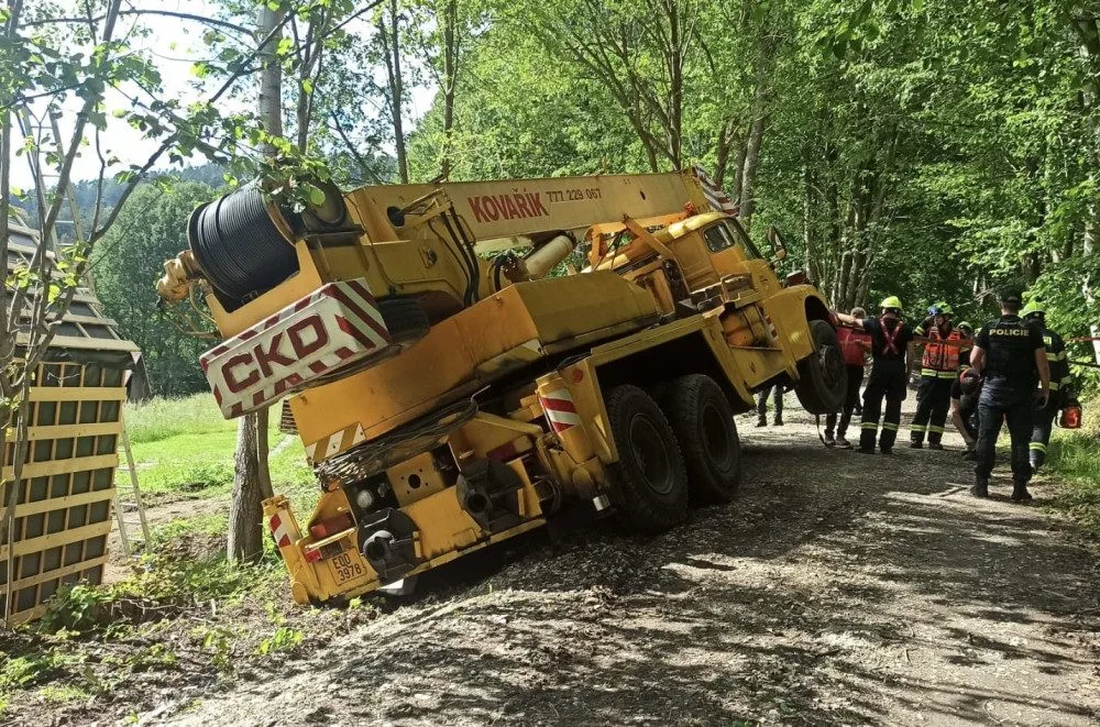 Pod dvacetitunovým jeřábem se na okraji Jeseníku utrhla cesta. Hrozilo, že se převrátí na chatu
