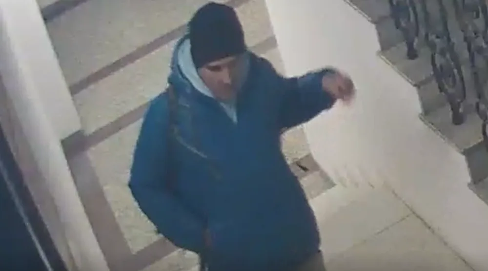VIDEO: Kvůli krádeži v centru Olomouce policie pátrá po muži, kterého zachytily kamery