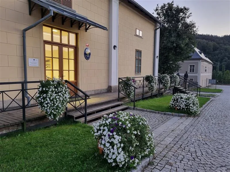 Loučná nad Desnou kvete od jara do podzimu. Obec vsadila na zeleň a dostala Zelenou stuhu