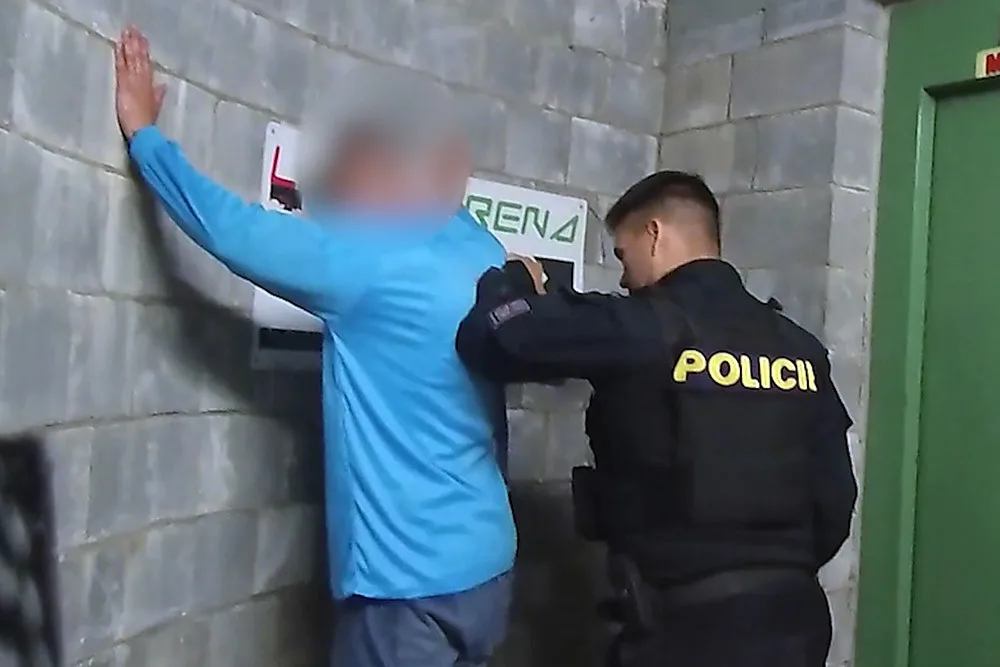 Policisté zadrželi muže v garážích v centru Olomouce, zloděje pronásledoval svědek