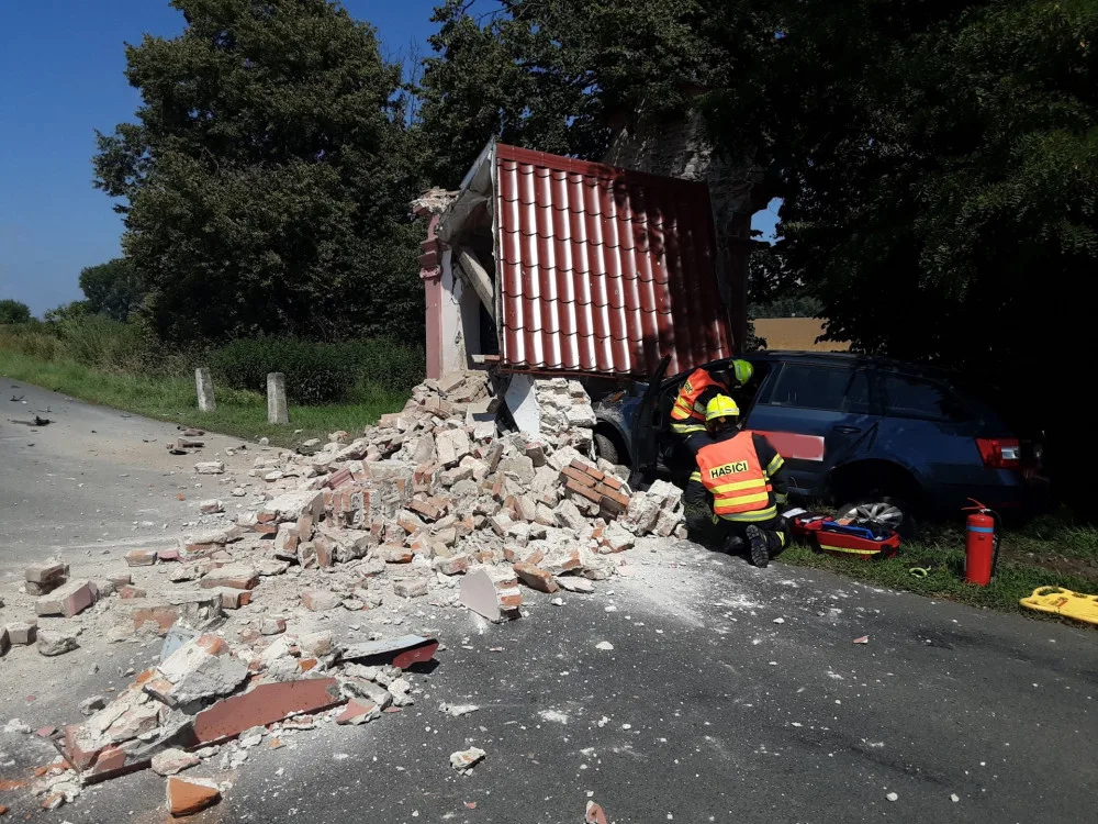U Kojetína auto narazilo do kapličky u silnice, ta se něho zřítila. Pro řidiče musel letět vrtulník