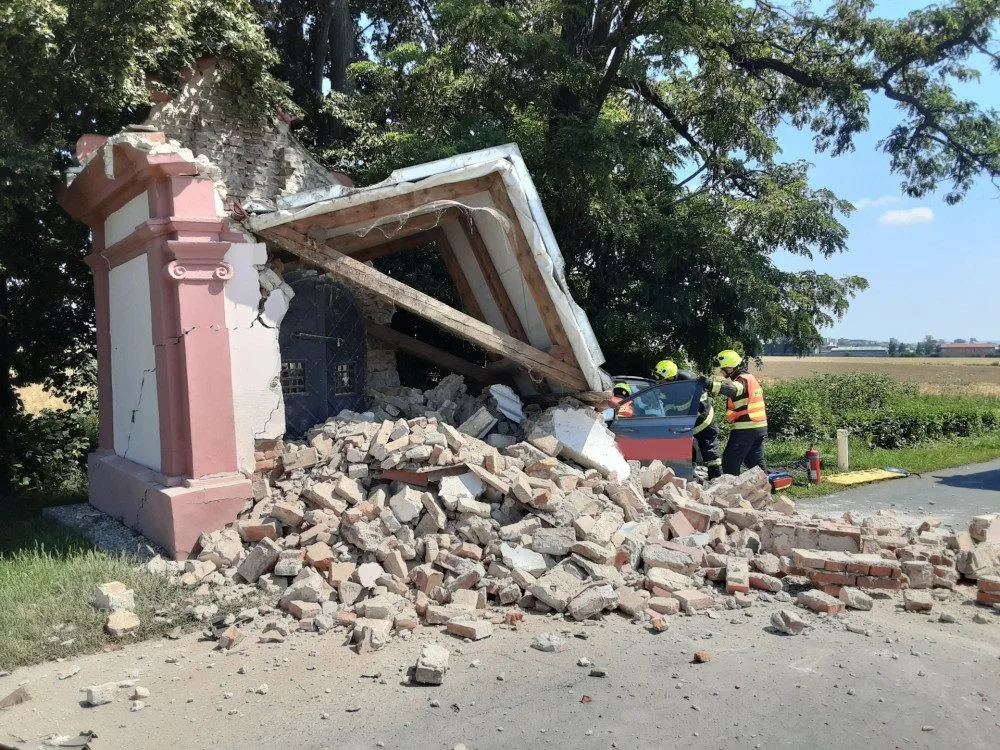 U Kojetína auto narazilo do kapličky u silnice, ta se něho zřítila. Pro řidiče musel letět vrtulník