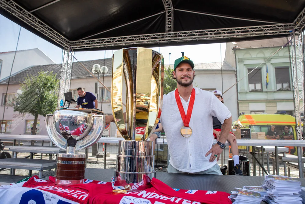 Hokejový šampion Tomáš Kundrátek přivezl pohár z MS do rodného Přerova