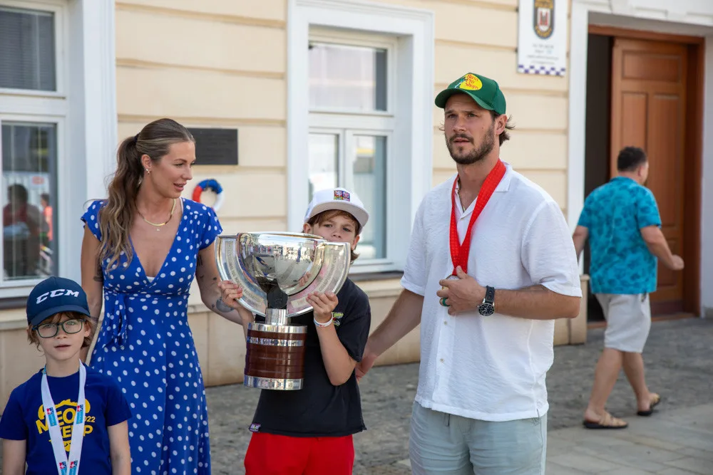 3 - FOTOGALERIE: Hokejový šampion Tomáš Kundrátek přivezl pohár z MS do rodného Přerova