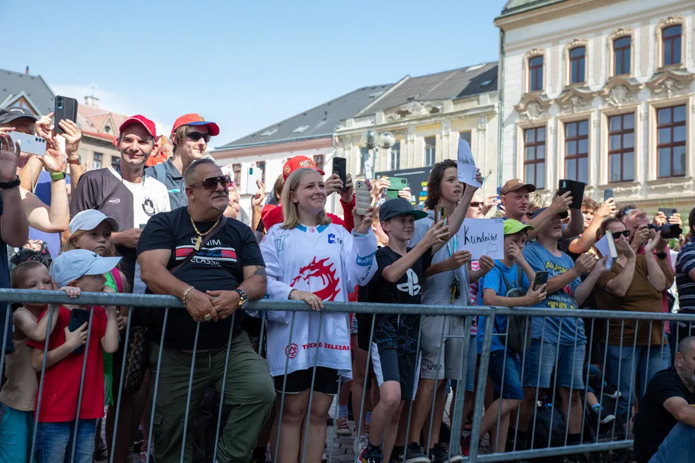 4 - FOTOGALERIE: Hokejový šampion Tomáš Kundrátek přivezl pohár z MS do rodného Přerova