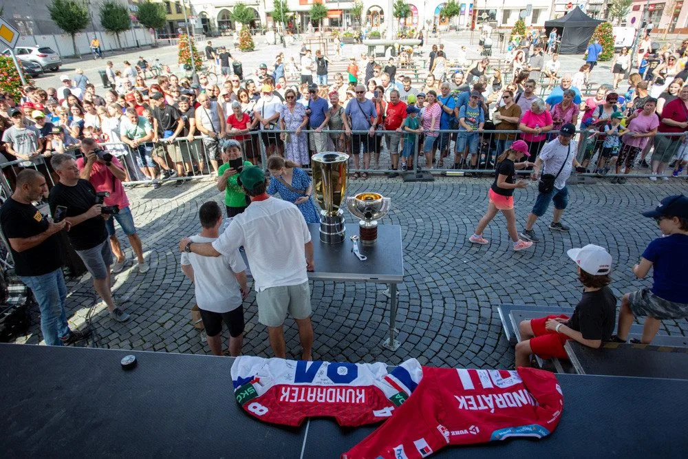 5 - FOTOGALERIE: Hokejový šampion Tomáš Kundrátek přivezl pohár z MS do rodného Přerova