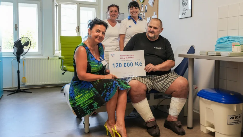 Na snímku je se spokojeným panem Jiřím ředitelka EUC Kliniky Plzeň Alena Hynková a tandem ošetřovatelek z Centra hojení chronických ran