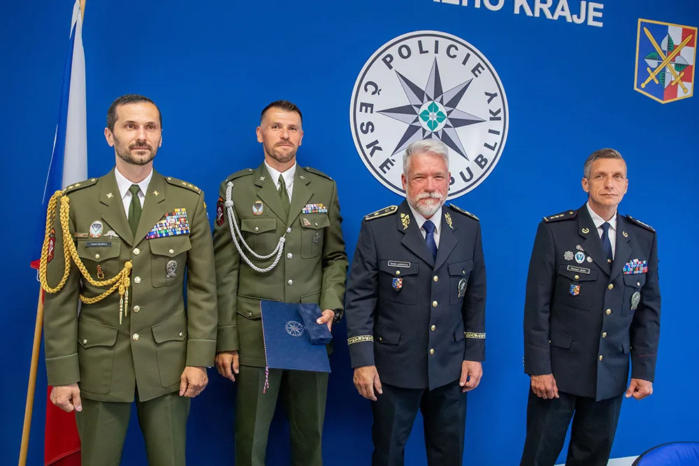 Ocenění převzal v sídle Policie ČR jeden ze svědků - voják z 601. skupiny speciálních sil Milan Hauer (druhý zleva)