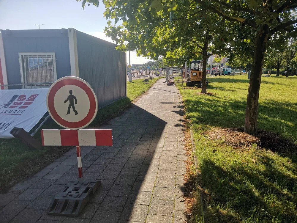 Provizorní přechod na průtahu Olomoucí zaskočil řidiče i chodce. Obrovské riziko, míní koordinátor BESIPu