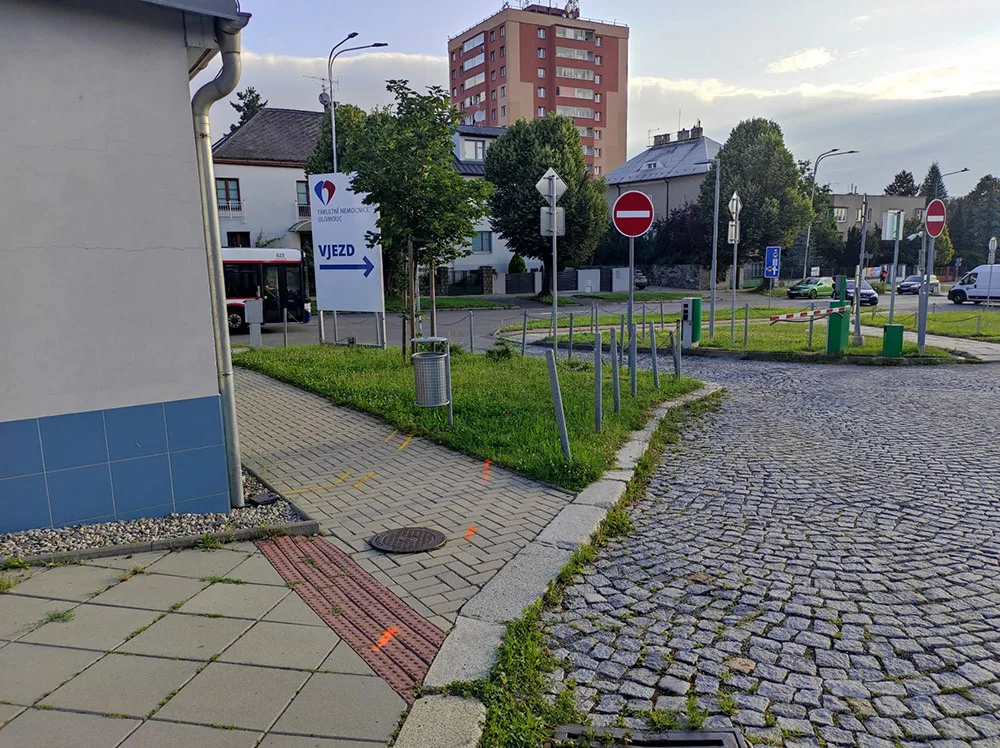 Vjezd do areálu Fakultní nemocnice Olomouce