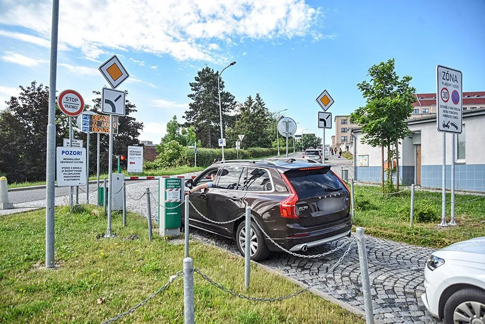 Vjezd do areálu Fakultní nemocnice Olomouce