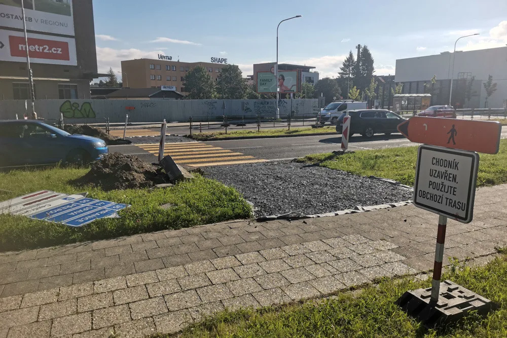 Přechod přes rušnou Velkomoravskou ulici v Olomouci