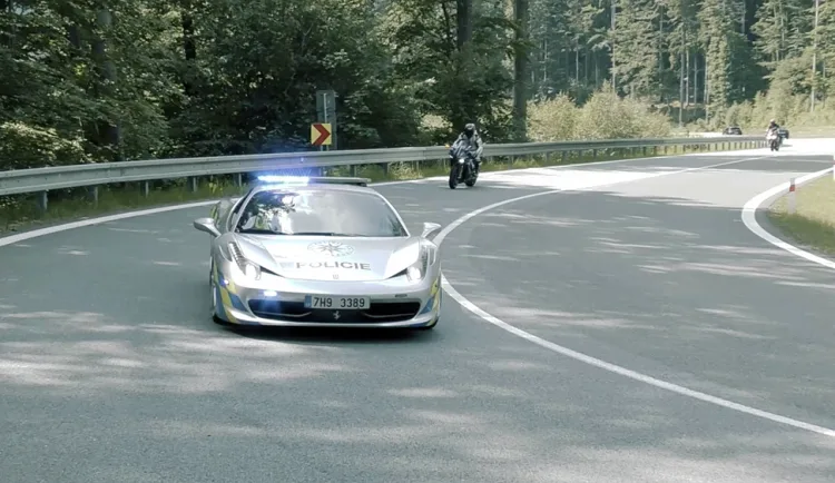 size3-17180237878953-124-video-policejni-ferrari-v-akci-na-cervenohorskem-sedle-motorkari-maskovali-spz-zavodnik-chtel-ujet-p