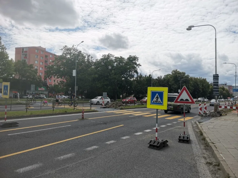 Bezpečnější pro pěší, náročnější pro řidiče. Dopravní tepna v Olomouci je zúžená kvůli přechodu pro chodce
