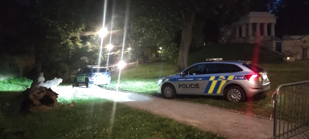 V parku v Olomouci bezdomovec pobodal kumpána. Policie ho okamžitě zatkla, hrozí mu dvanáct let