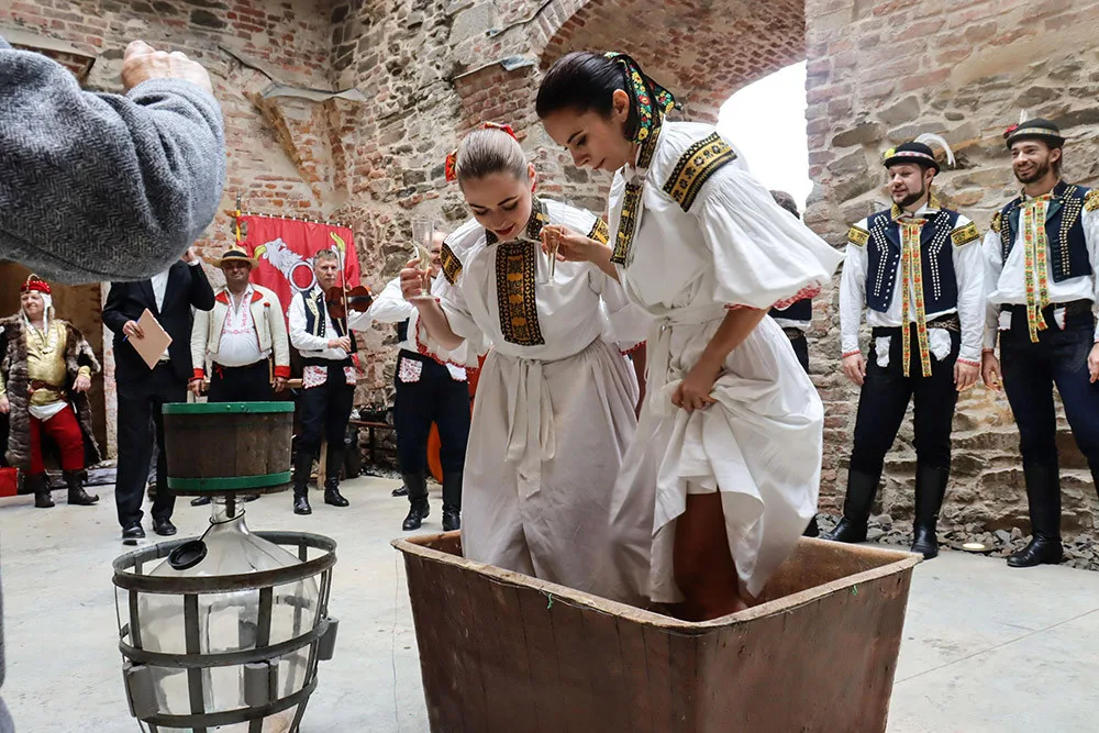 Za vínem do hradního komplexu. Helfštýn chystá na sobotu speciální program s hudbou i tancem