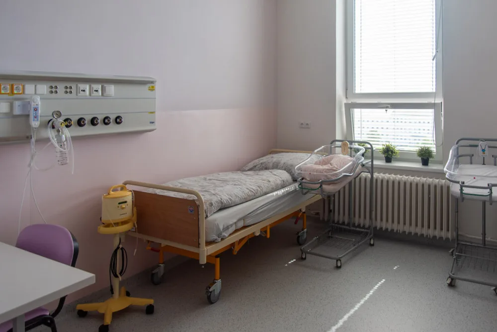 Novorozenecké oddělení v Olomouci prošlo rekonstrukcí. Vznikly rodinné pokoje, aby maminky a děti mohly být spolu
