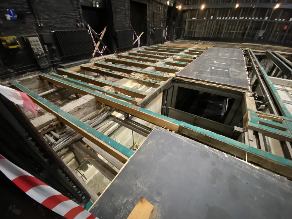 Panely, které znamenají svět. Moravské divadlo Olomouc modernizuje podlahu jeviště